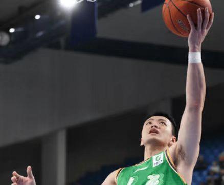 开局连续抢断三个，其中两个转换成得分，首节辽宁队抢断成功4次，次节回来抢断依旧不