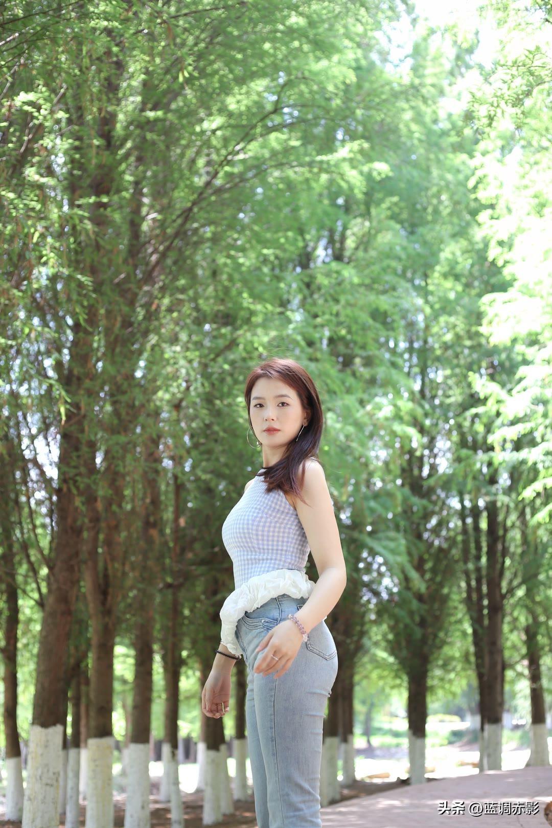 阳光下的清新少女，绿意盎然的林间小道，自然与时尚的完美结合。