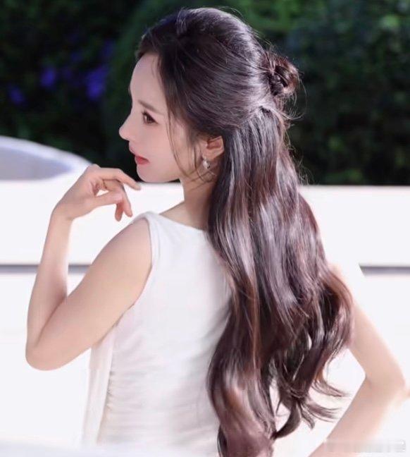 杨幂前一秒温柔后一秒冷艳杨幂白裙vs黑西装 杨幂不仅把白裙穿出了仙气，还把黑西装