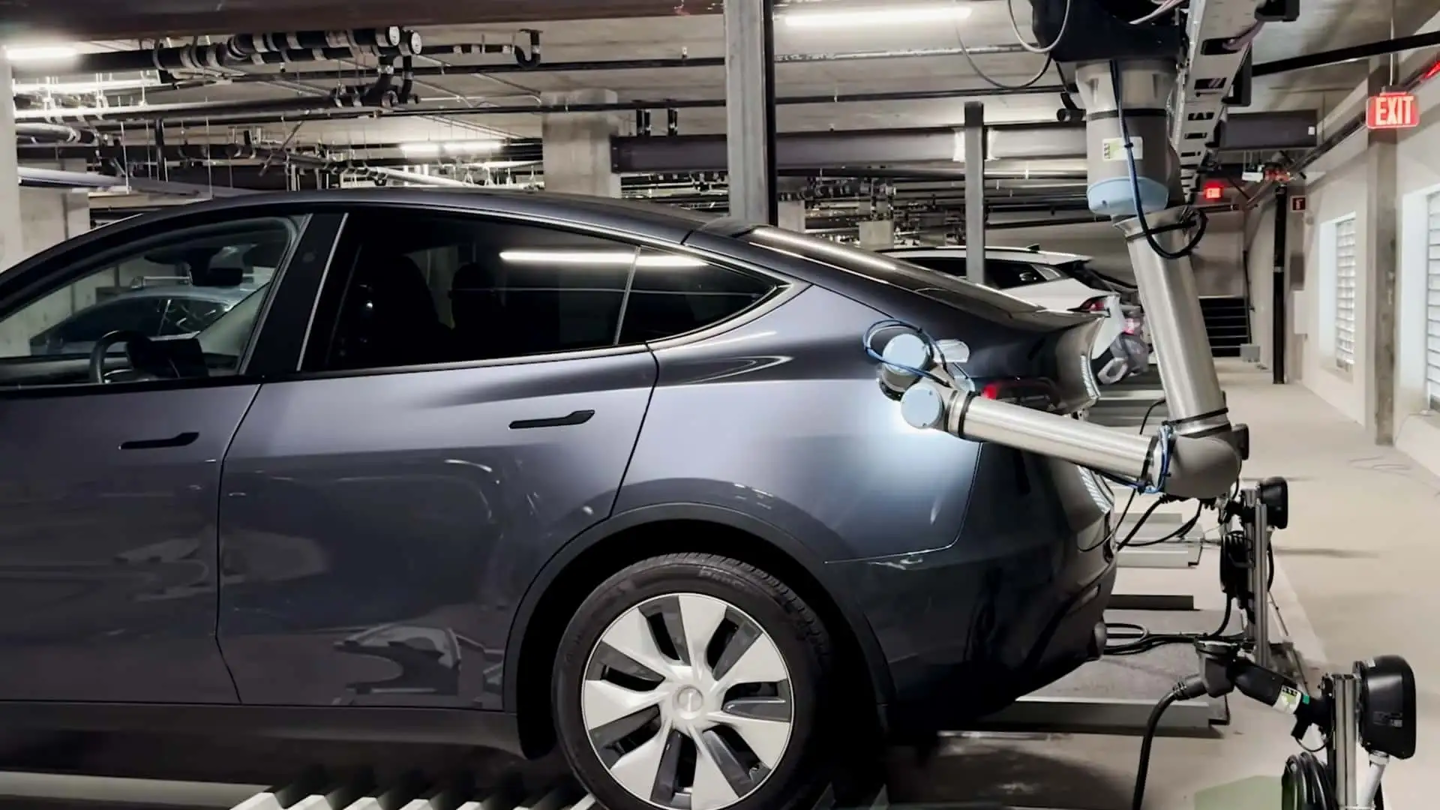 硅谷上线全美首座高密度三层自动停车场：能帮你把车运到车位充电