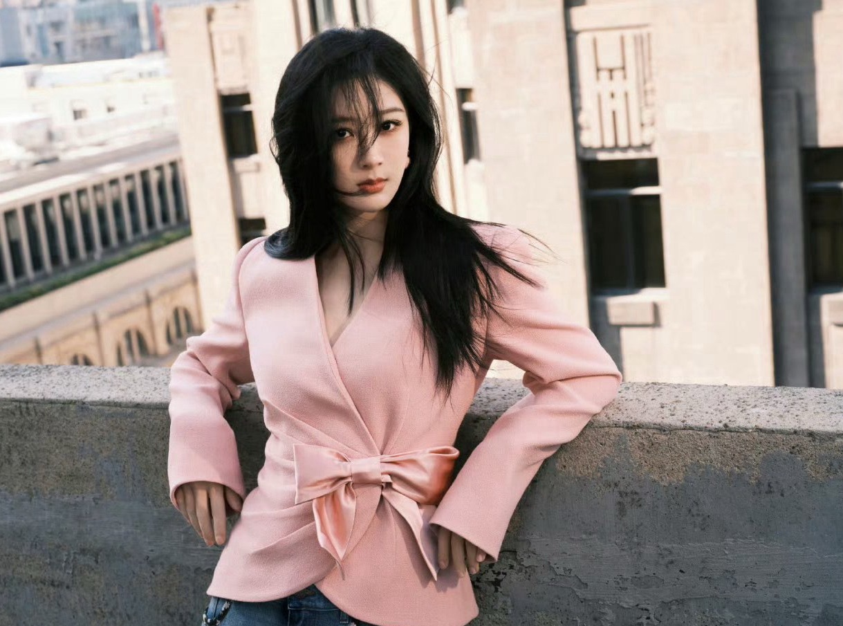 杨紫出发时装周，有期待华伦天奴代言人的罗马之旅吗？ 杨紫罗马时装周出发图