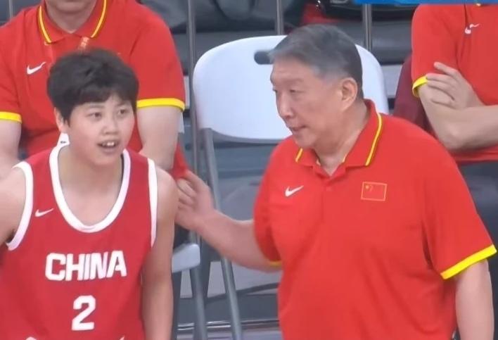 双核缺席实力大打折扣，女篮内线优势不复存在
 
本场热身赛张子宇与王思雨两大核心
