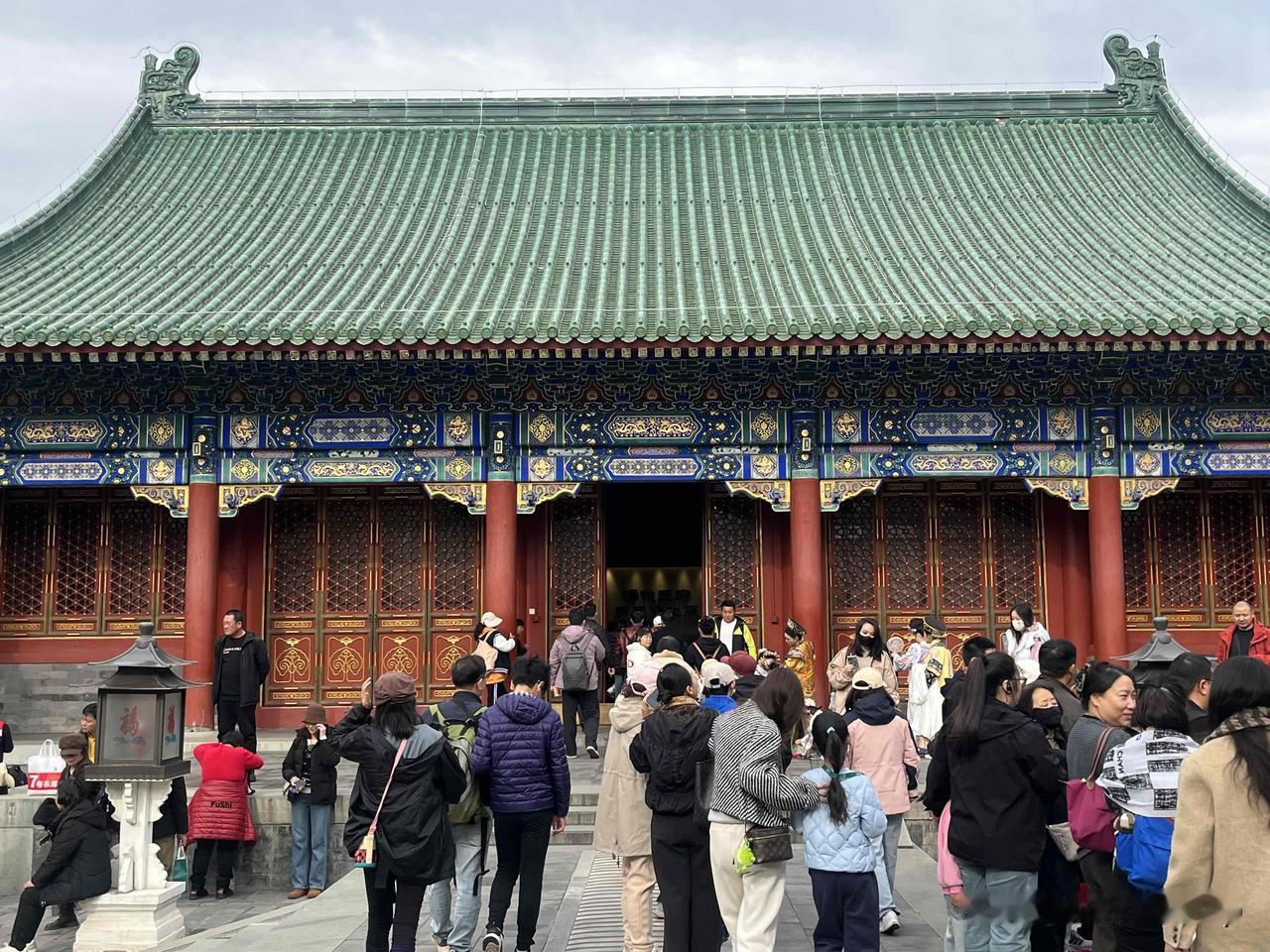 以下是关于它的详细介绍￼￼￼：

• 历史沿革：恭王府始建于清朝乾隆年间，最初是