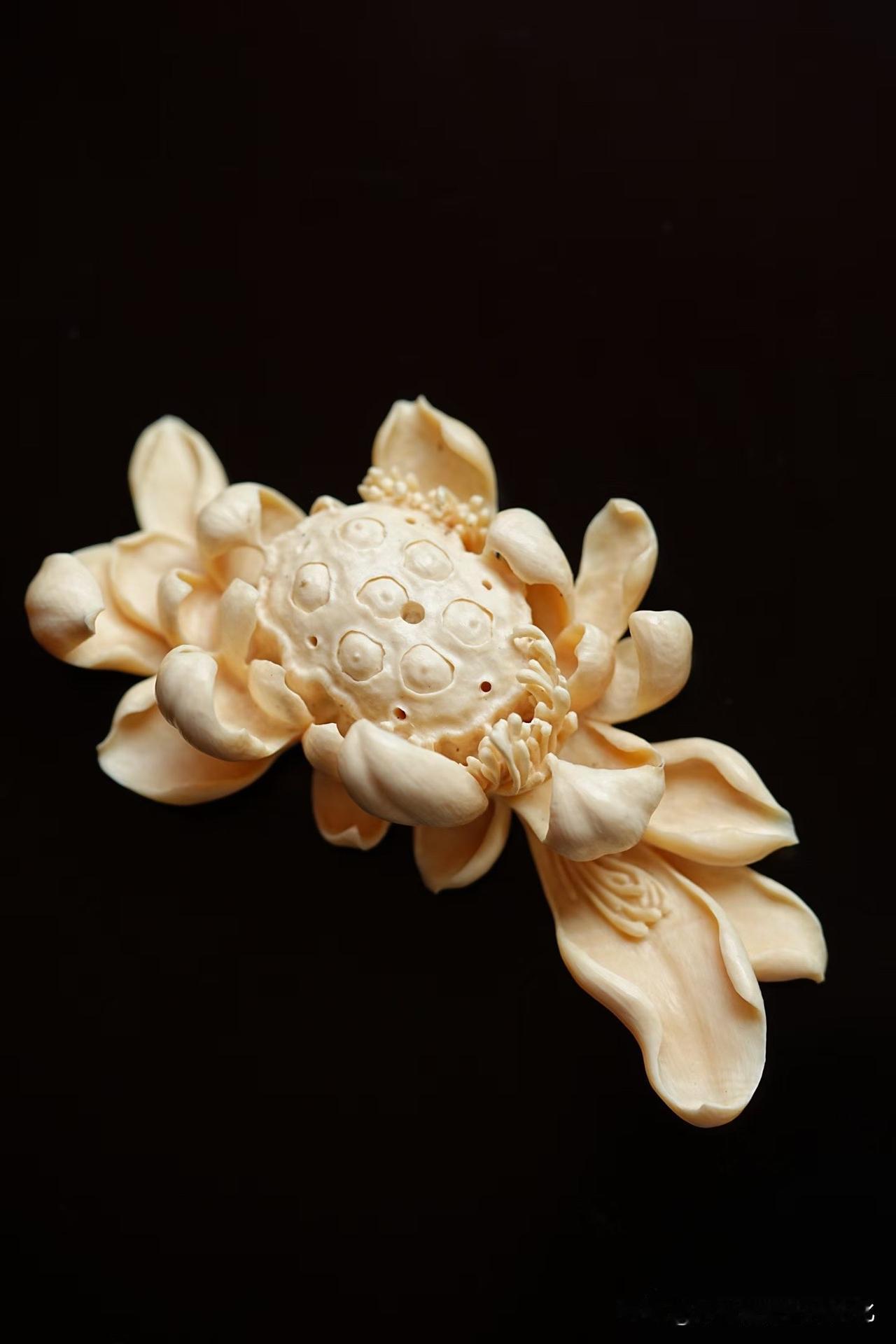 有些香，不只是闻的，是用来看时间慢慢流的。

这件“莲韵·香插”，把一朵莲花停在