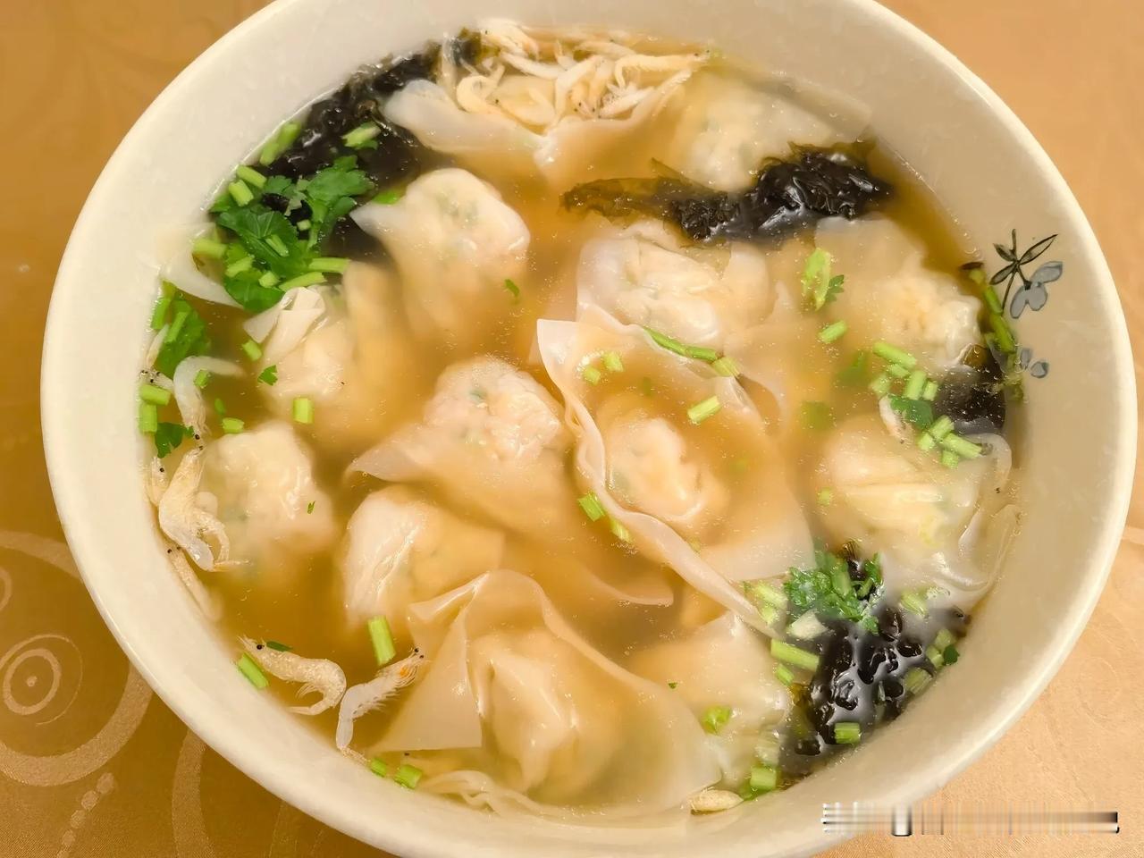 金针菇馅馄饨吃过没？试试吧，太鲜了！

猪肉、虾仁、大葱，剁吧剁吧，放点盐，倒点