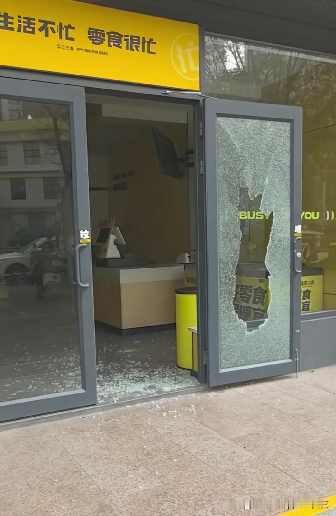 第一次看见抢零食的，是半夜被饿醒了吗？这要是关进监狱肯定要被同行笑几年的！有网友