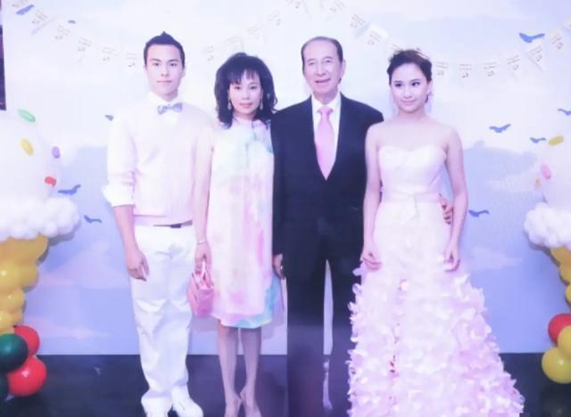 三太一身粉红色，四太一身大红色，她们年轻又会打扮，衬得赌王好老。