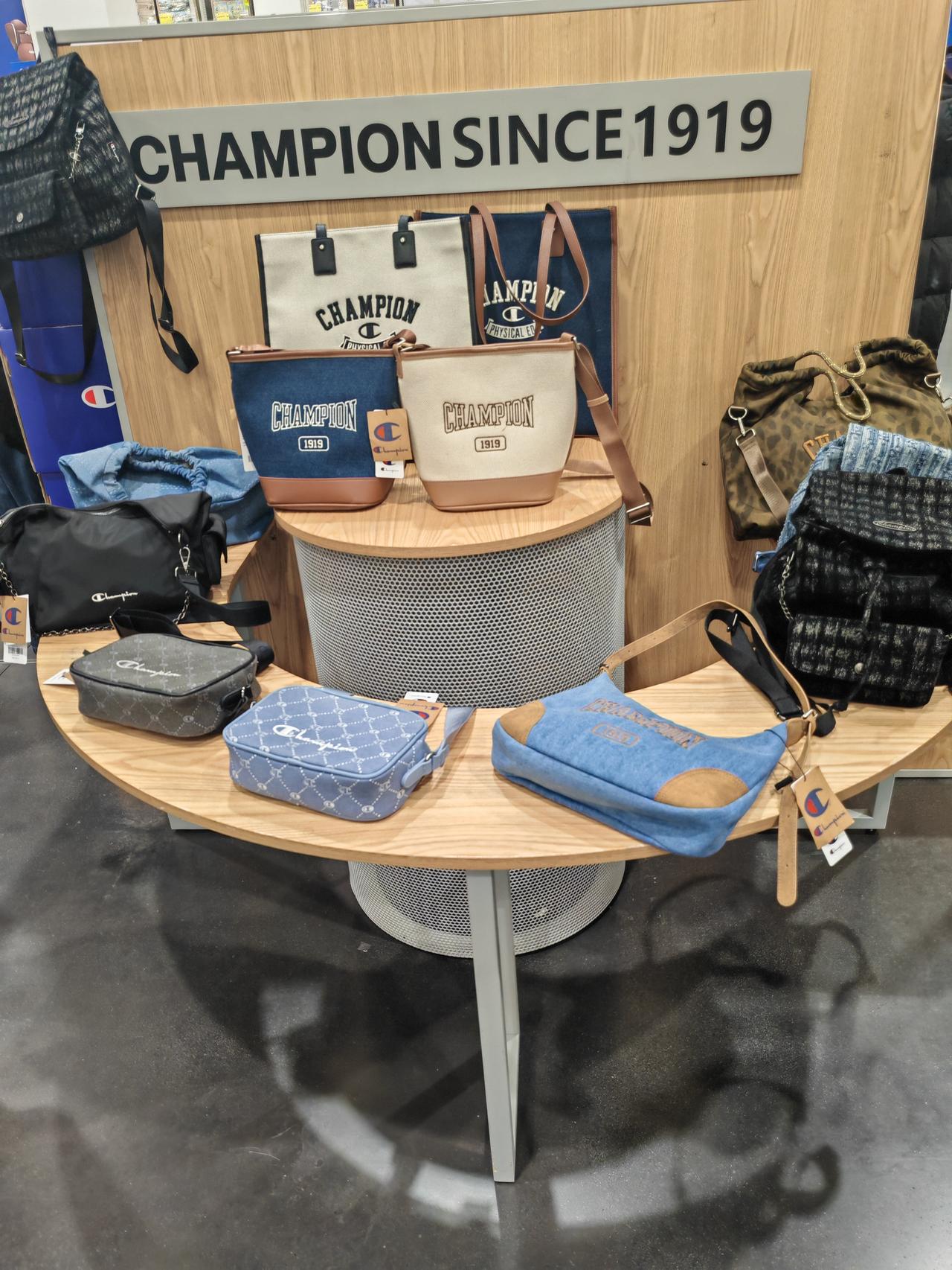 晒图笔记大赛山姆超市里的背包，性价比还不错。我看上了一个斜挎包，容量大而且挺轻，