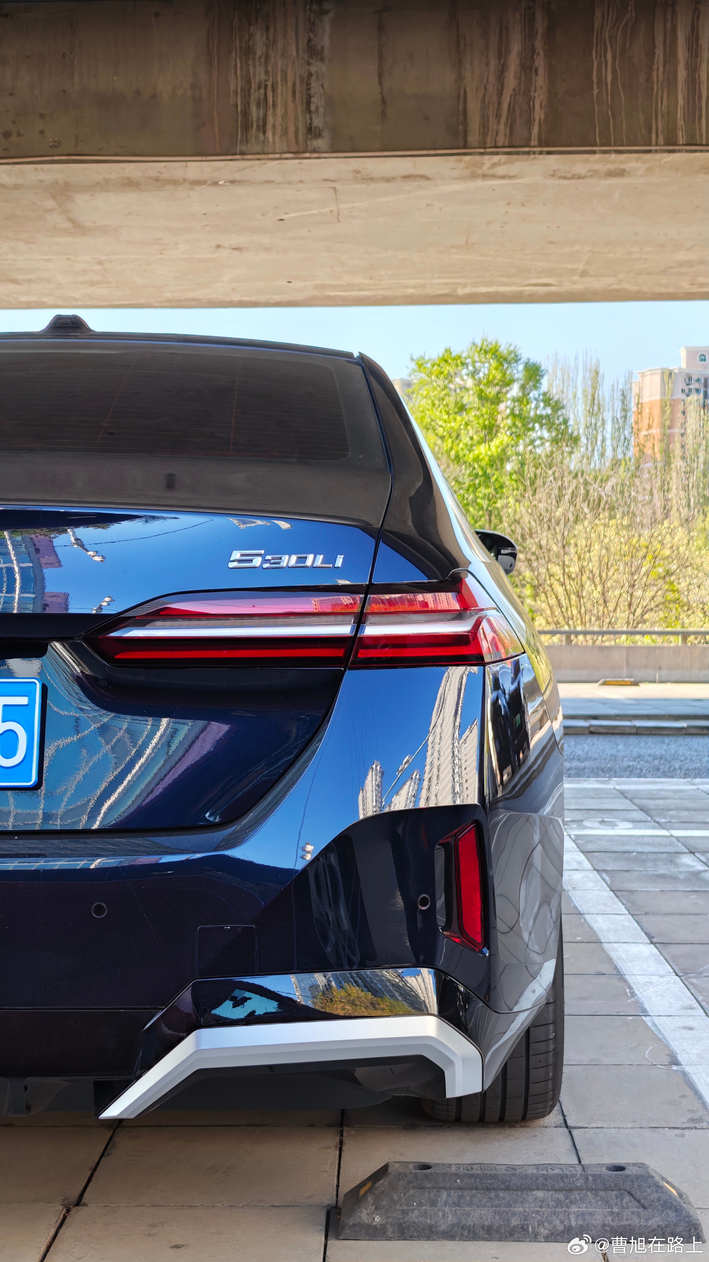 华晨宝马 是说这个字体就这么排列么?感觉这些字标最下面应该横向对齐呢可是细看怎么