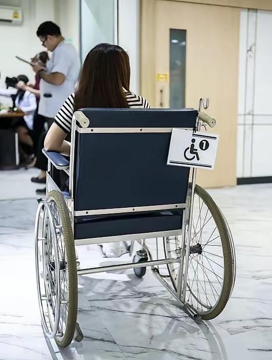 [月亮]辽宁鞍山，女子重病缠身，弥留之际将100万现金和160万的商铺留给残疾的
