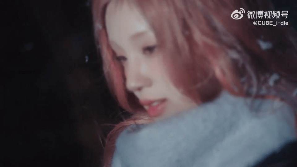 宋雨琦有千禧年韩剧女主那味了黑色大衣配围巾这身太有氛围感了，像韩 剧里初雪天的女