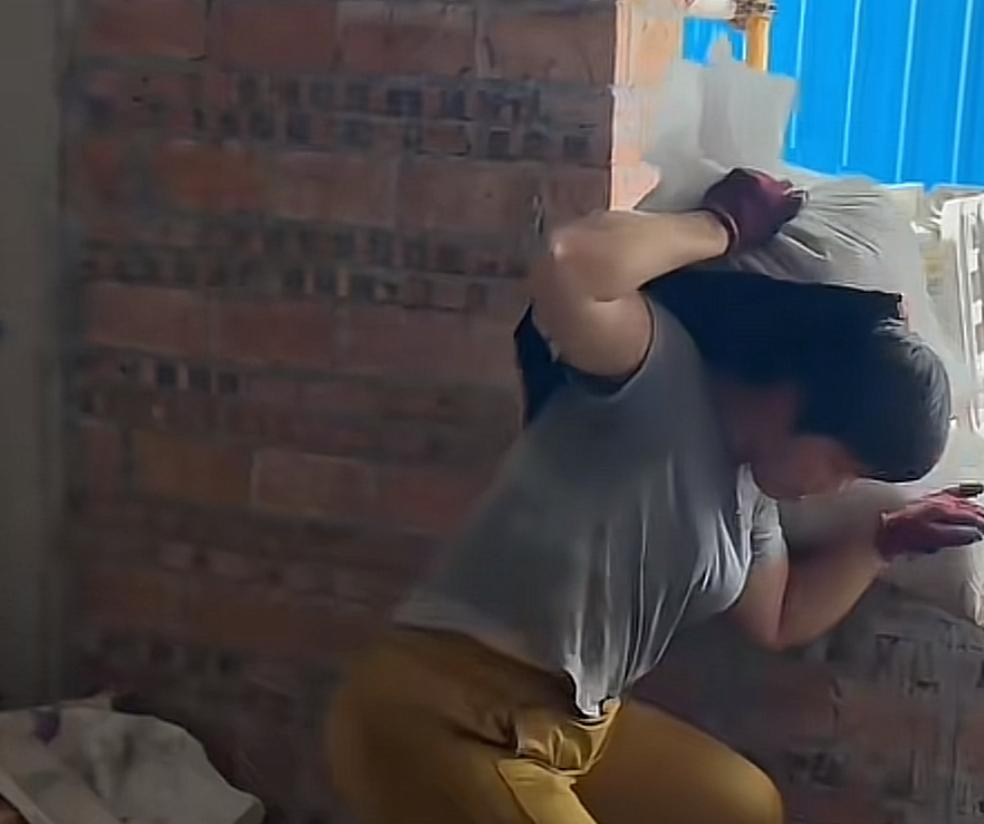 40岁单亲妈妈坚持在工地扛楼16年，每个月的收入高达上万块，这到底是在歌颂苦难，