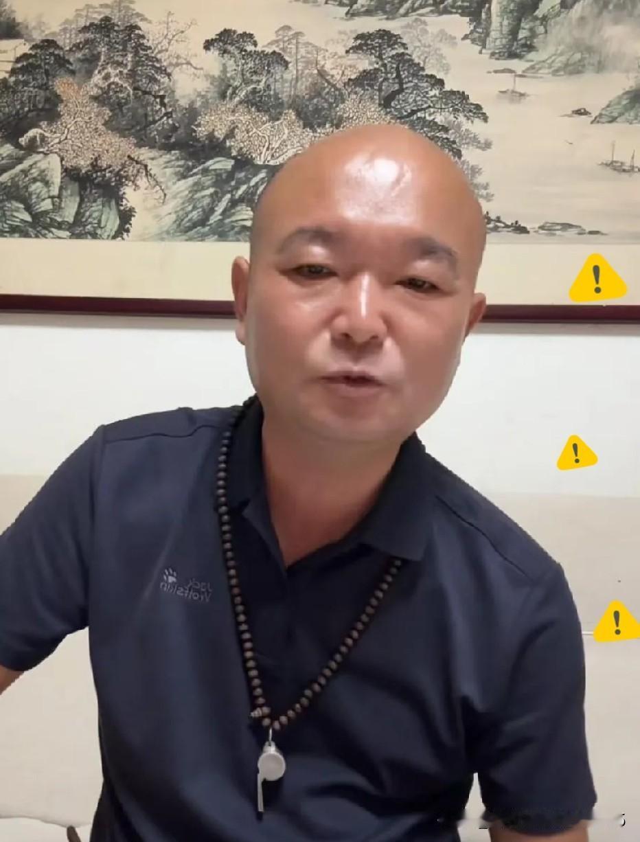 救援志愿者野马直播中提到，挖韭菜的白大爷在崖顶翻到一个黑色背包。野马说手机没有信
