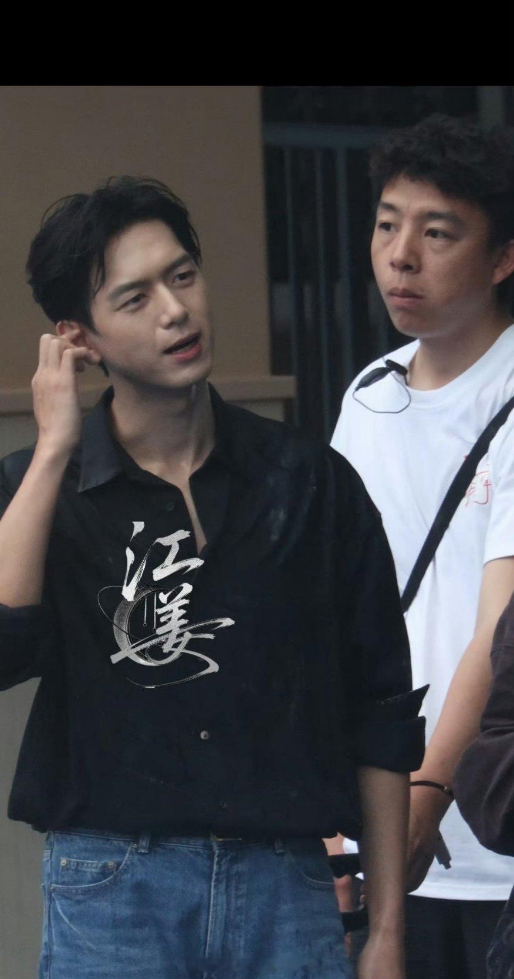 刷到雾里青路透，只能说李现和现偶真的很适配，说不上来他一站在那里就感觉是男主了 