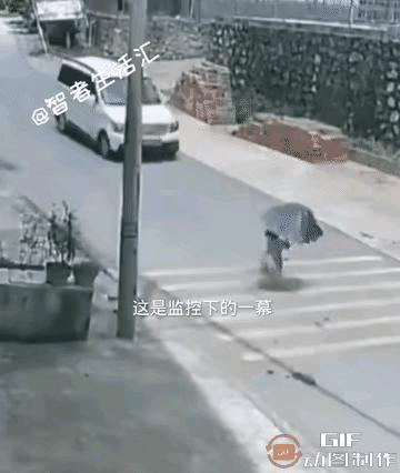 哇，吓了我一大跳，如果不是看到这个视频，简直不敢相信，怎么会有这样的父母，小孩突