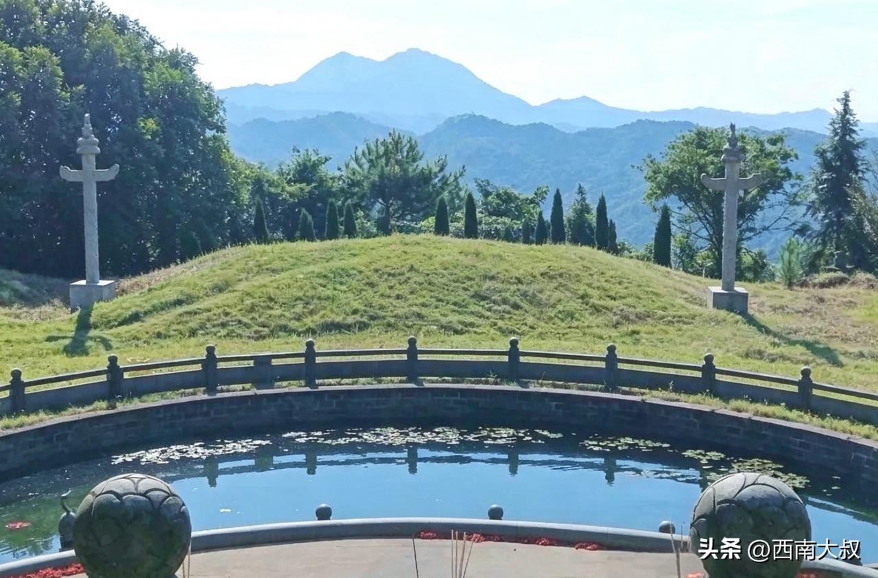 什么是案山？即穴前低矮近山称作案山，区别于远处高大朝山，如同身前桌案，核心作用关