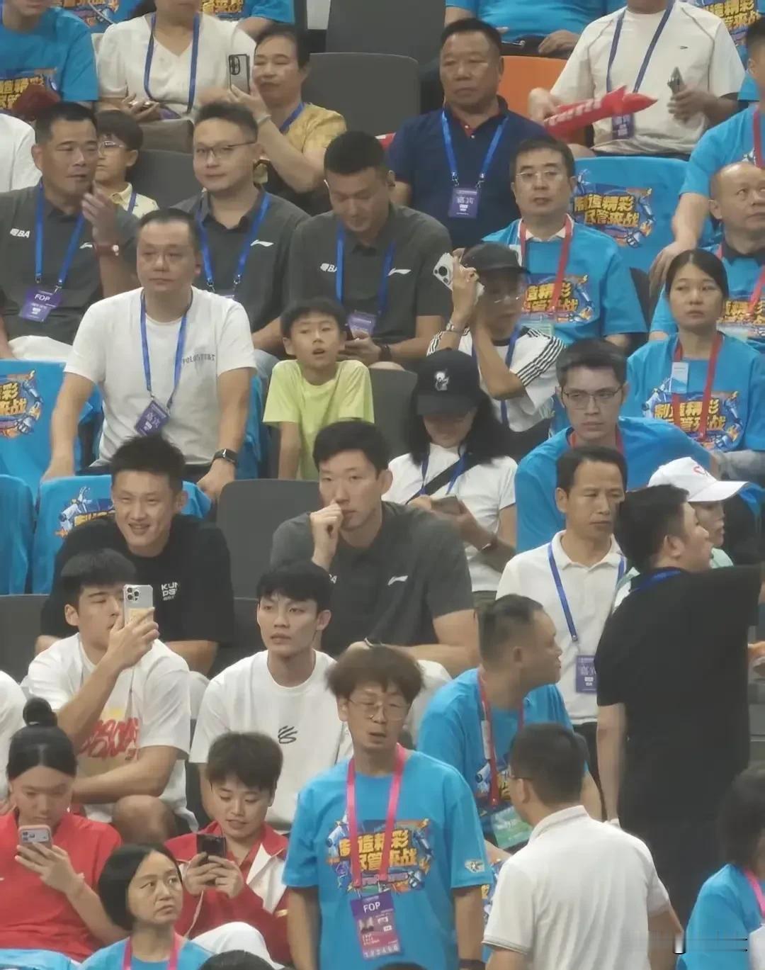 杜锋即使不是广东队主教练，人缘依旧很好！粤BA总决赛现场，徐杰、陈家政，周鹏、周
