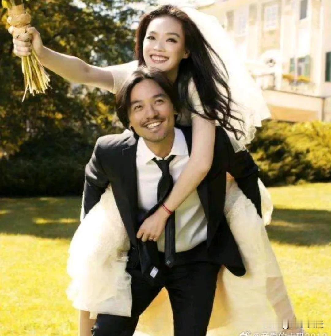舒淇和冯德伦的结婚照是我见过的最好看的结婚照。
放松、自然、开心。