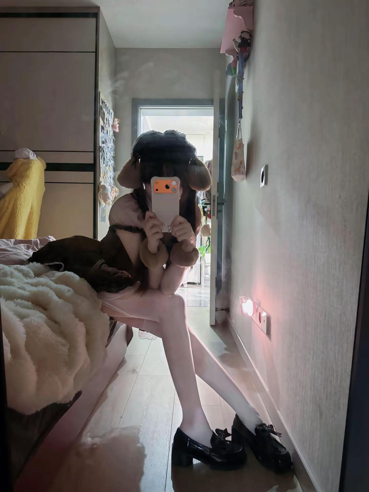 总有一天你会和她打游戏打通宵，凌晨陪她打电话通宵，我想那个她不是我