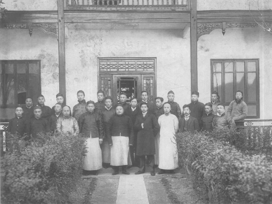 1910年1月10日摄于杭州。许寿裳、鲁迅回国后受沈钧儒邀请，到浙江两...
