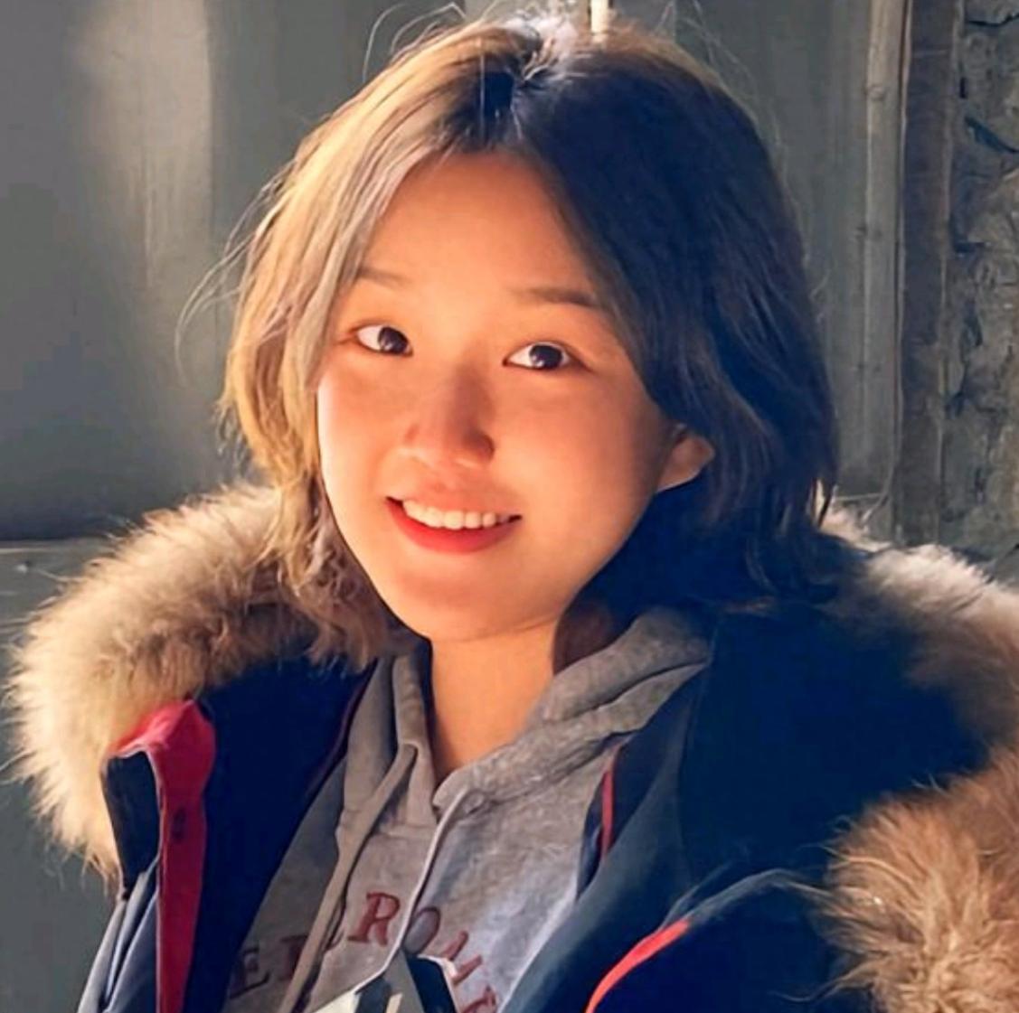 李静女儿沐尔这组毕业照，

最有意思的不是星二代三个字

而是她终于走到了自己的