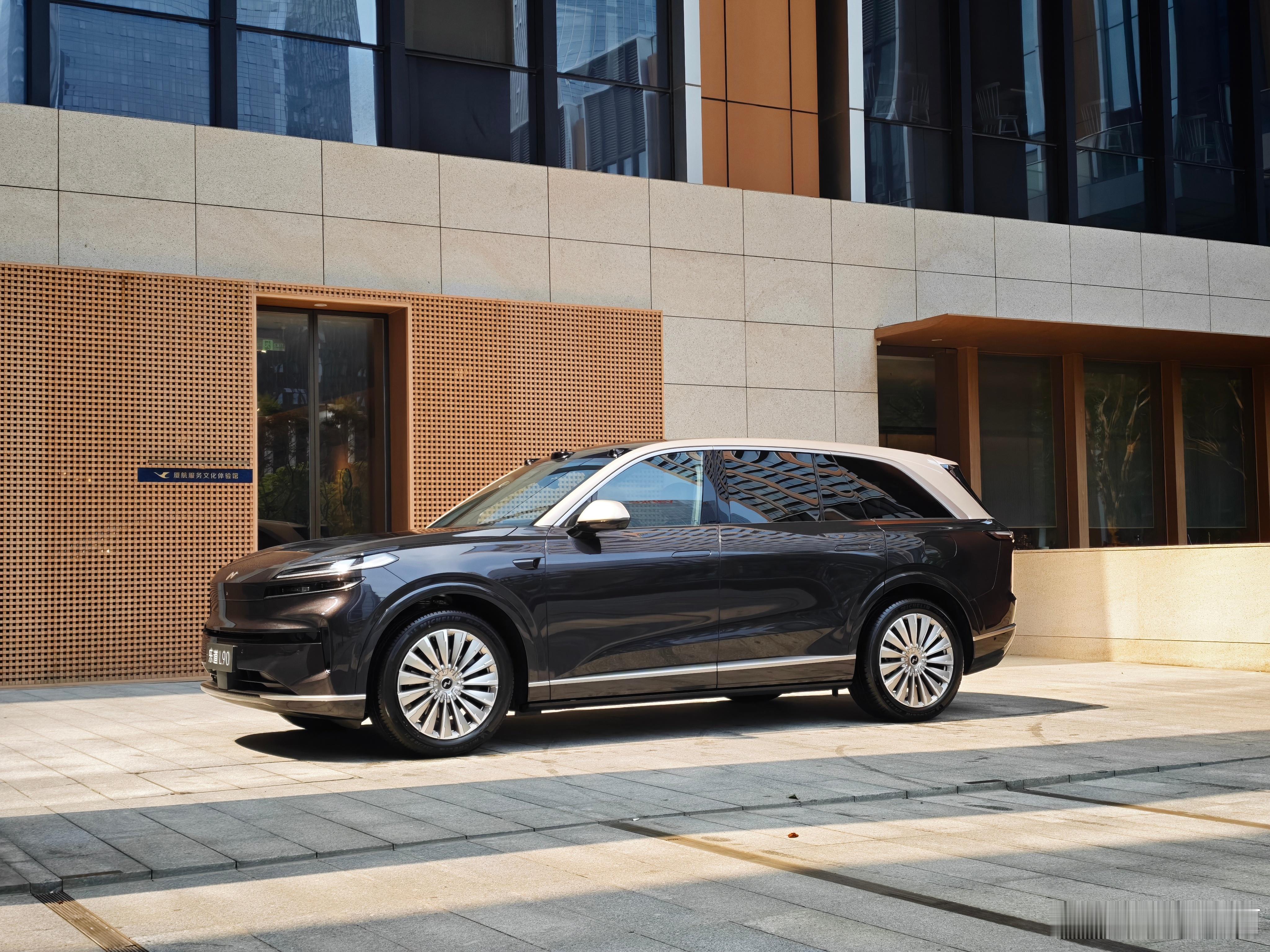 2026款乐道L90新增两款双拼色。乐道没有完全参考市面上其他双拼设计，没有把引