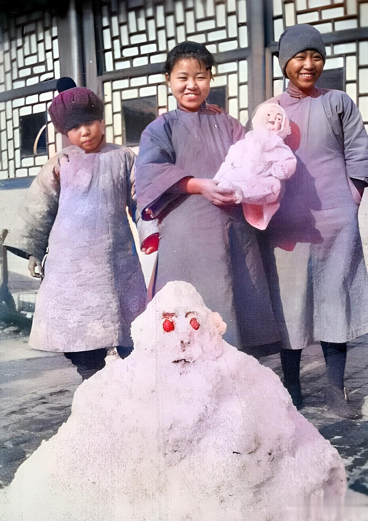 1930年代，北平，学校里的三名女学生在院子雪地里堆雪人。她们堆了一个大大的雪人