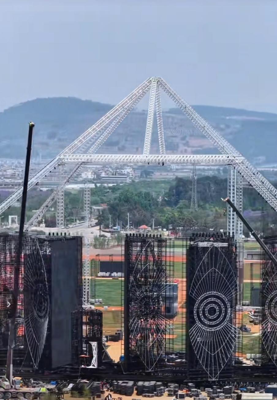 抚仙湖演唱会被叫停，紧急拆除，绝对是一个好的开始。为什么这样说呢？想想之前的喜马