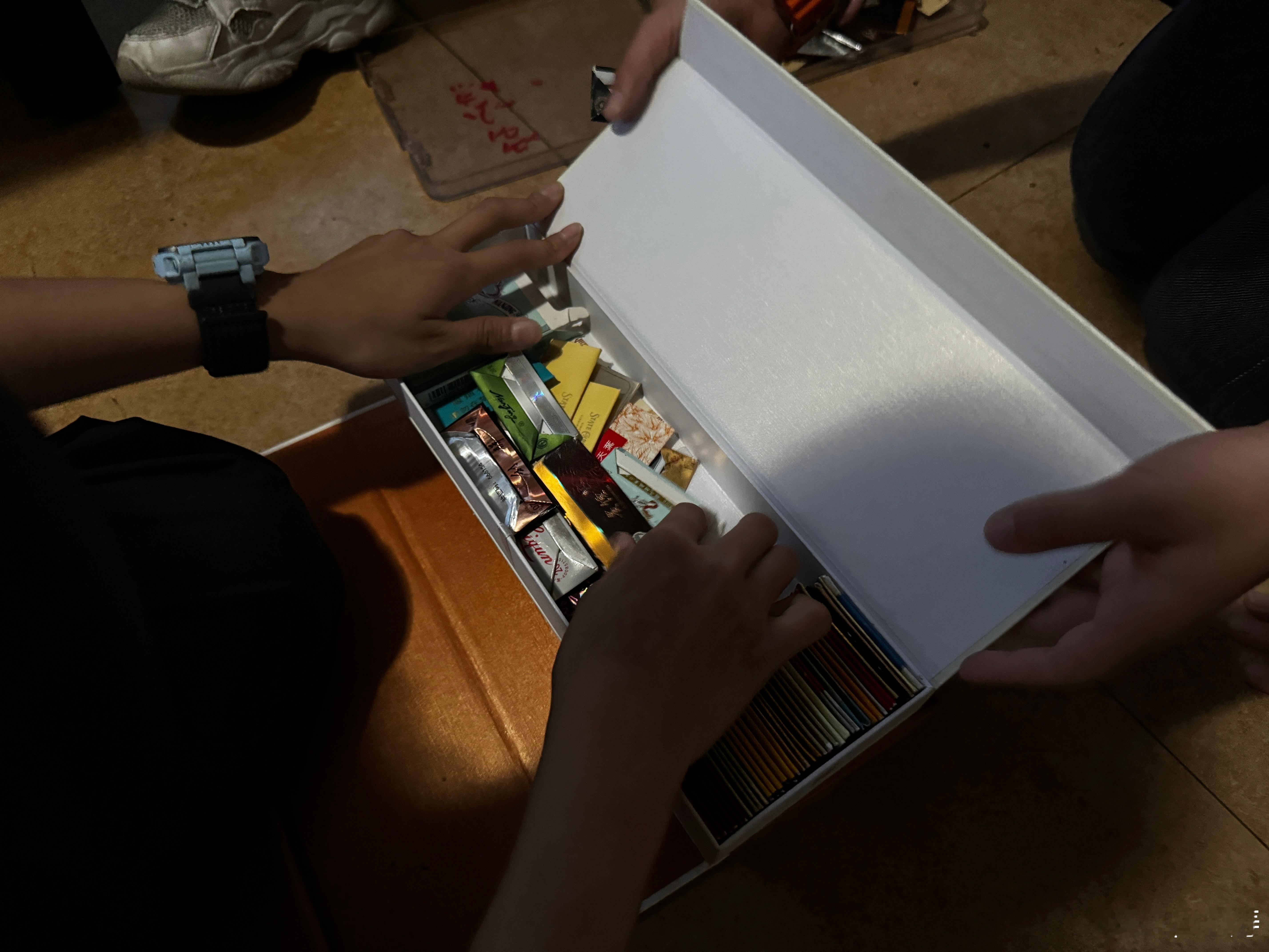 #啥是烟卡#晚上小区里看到几个小孩在玩烟卡，一会儿尖叫一会嘶喊的过于沉浸了。我凑