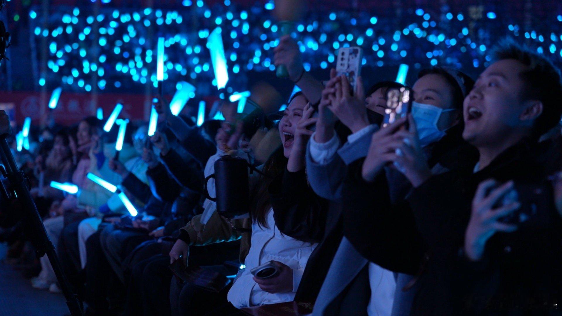 半个娱乐圈都来宜宾团建了 央视主持带队，实力艺人集结，这场演唱会将传统韵味与潮流