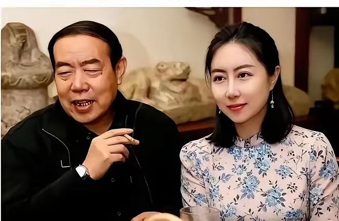 继人民大学取消蒋方舟学位后，
西北大学同步取消了“屎尿屁诗人”贾浅浅的硕士学位，