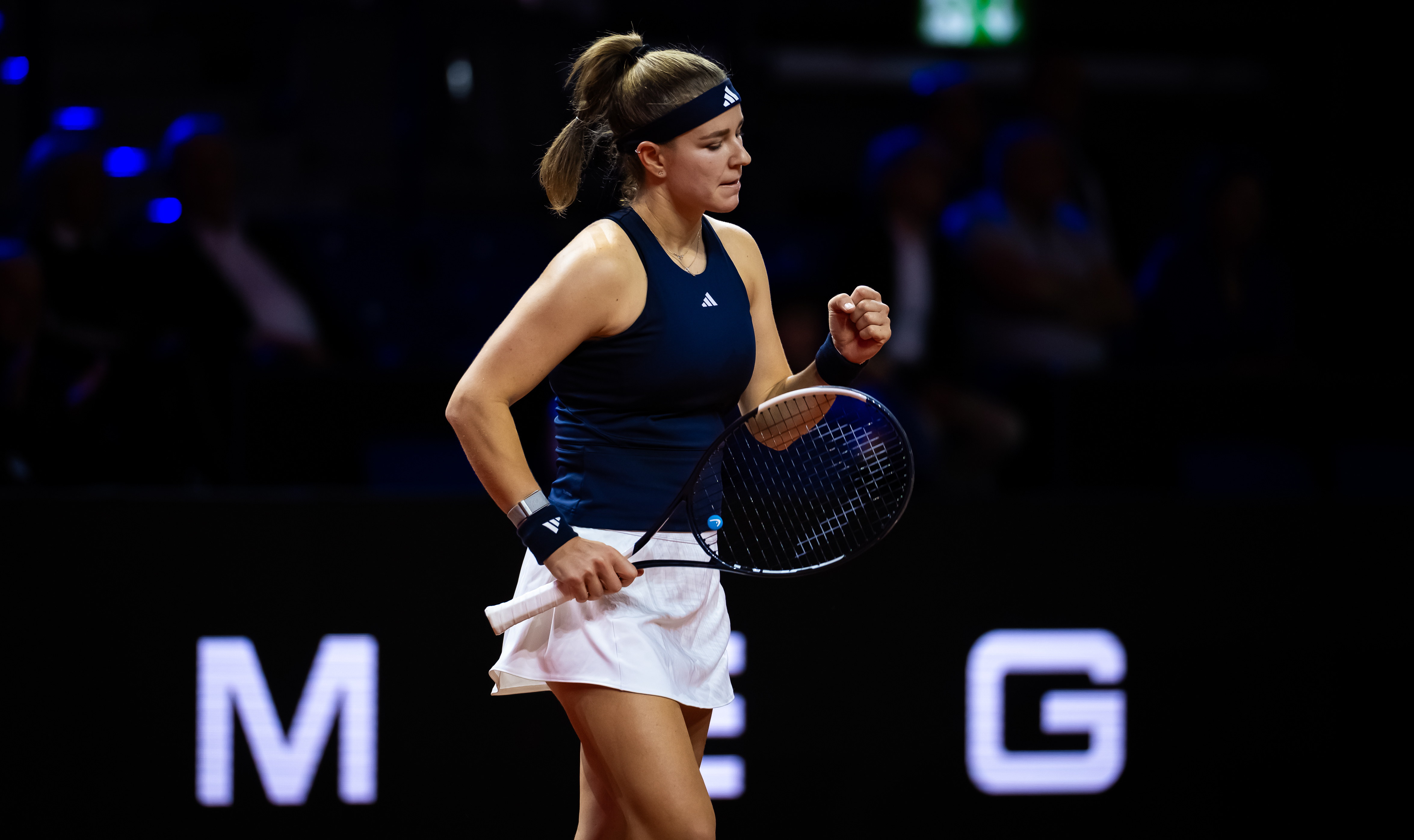 即时战况：正在进行的斯图加特站1/4决赛，穆霍娃两次破发得手，面对高芙以6-3拿