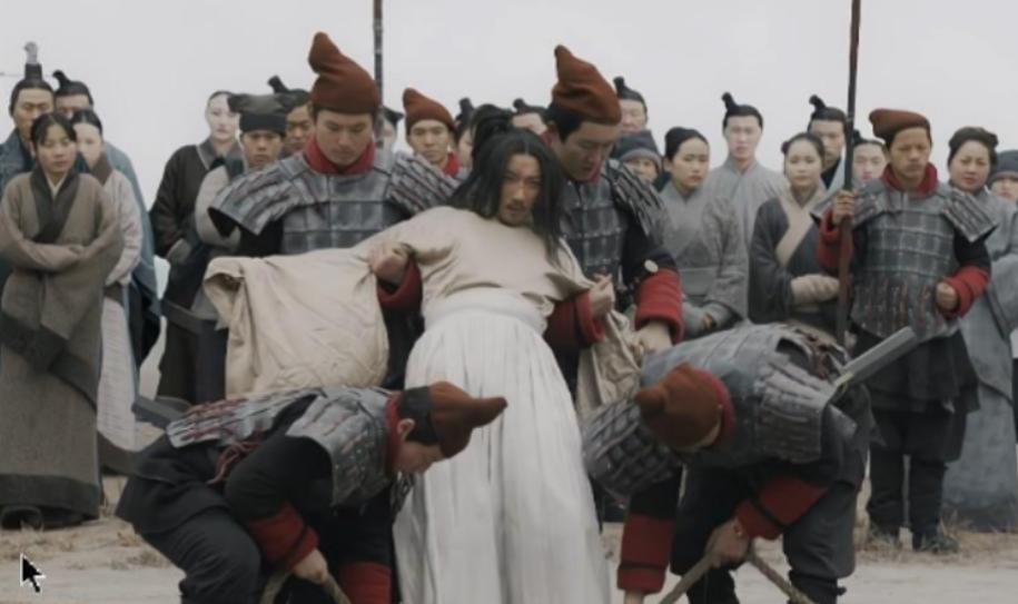 公元前238年，秦始皇车裂了母亲赵姬的男宠嫪毐，摔死了她和嫪毐生的两个儿子。赵姬