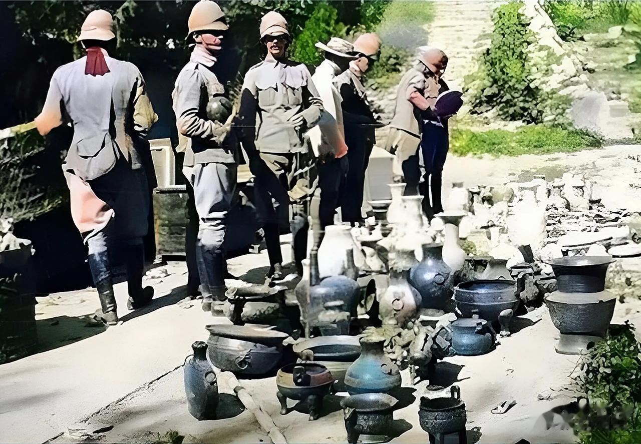 这张照片让人义愤填膺。照片拍摄于清朝末期，显示的内容是：洋人进入了颐和园，正在大