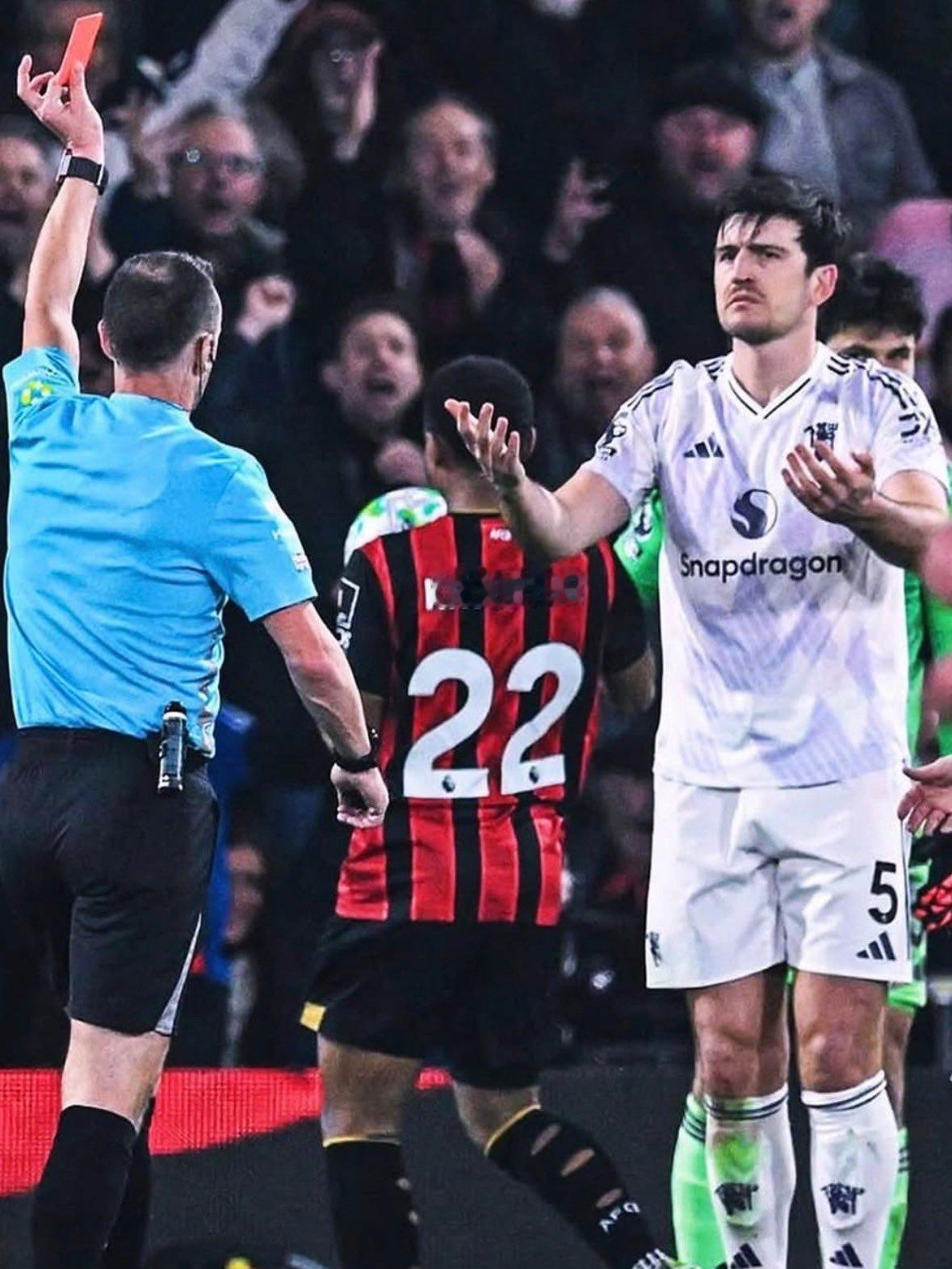 周末对阵切尔西的比赛，曼联中卫没有马奎尔，也没有利马。曼联