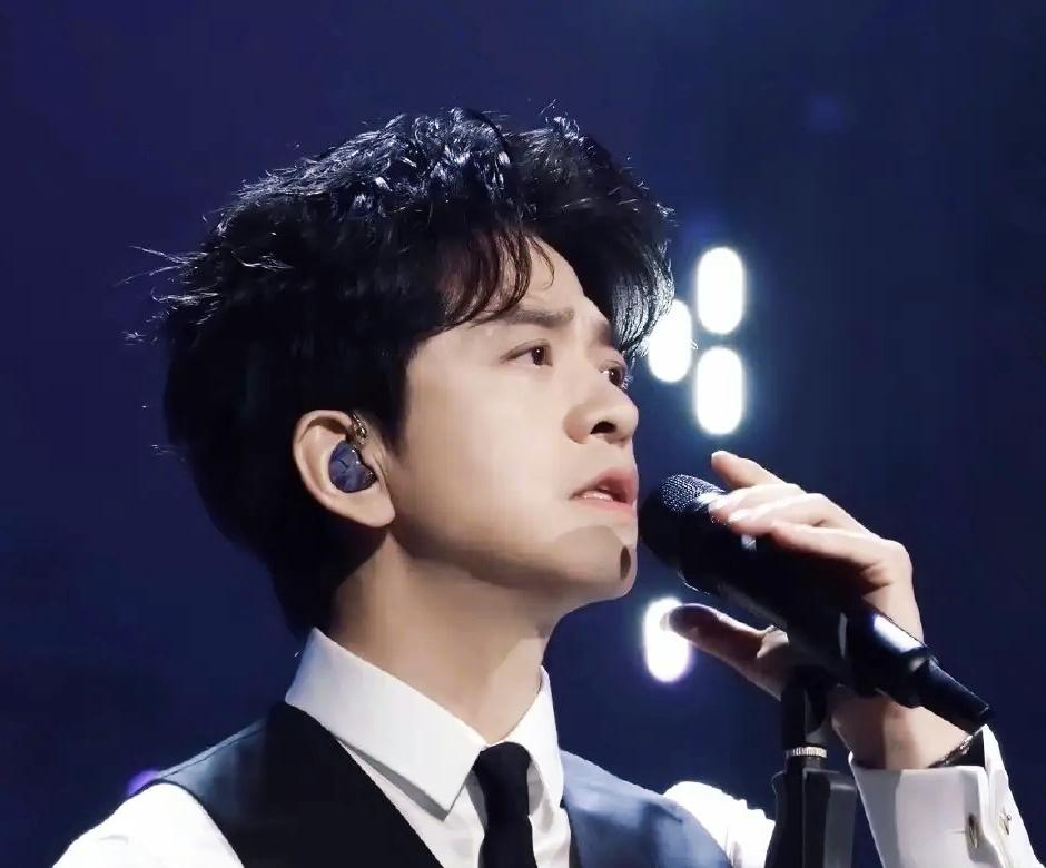 3月29日，李荣浩发长文称，单依纯在深圳演唱会上未经授权、擅自改编演唱其歌曲《李