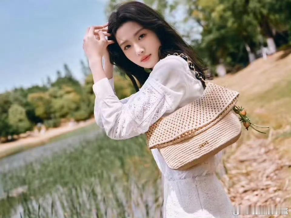 陈都灵、卢昱晓同品牌物料谁赢了 ​​​
