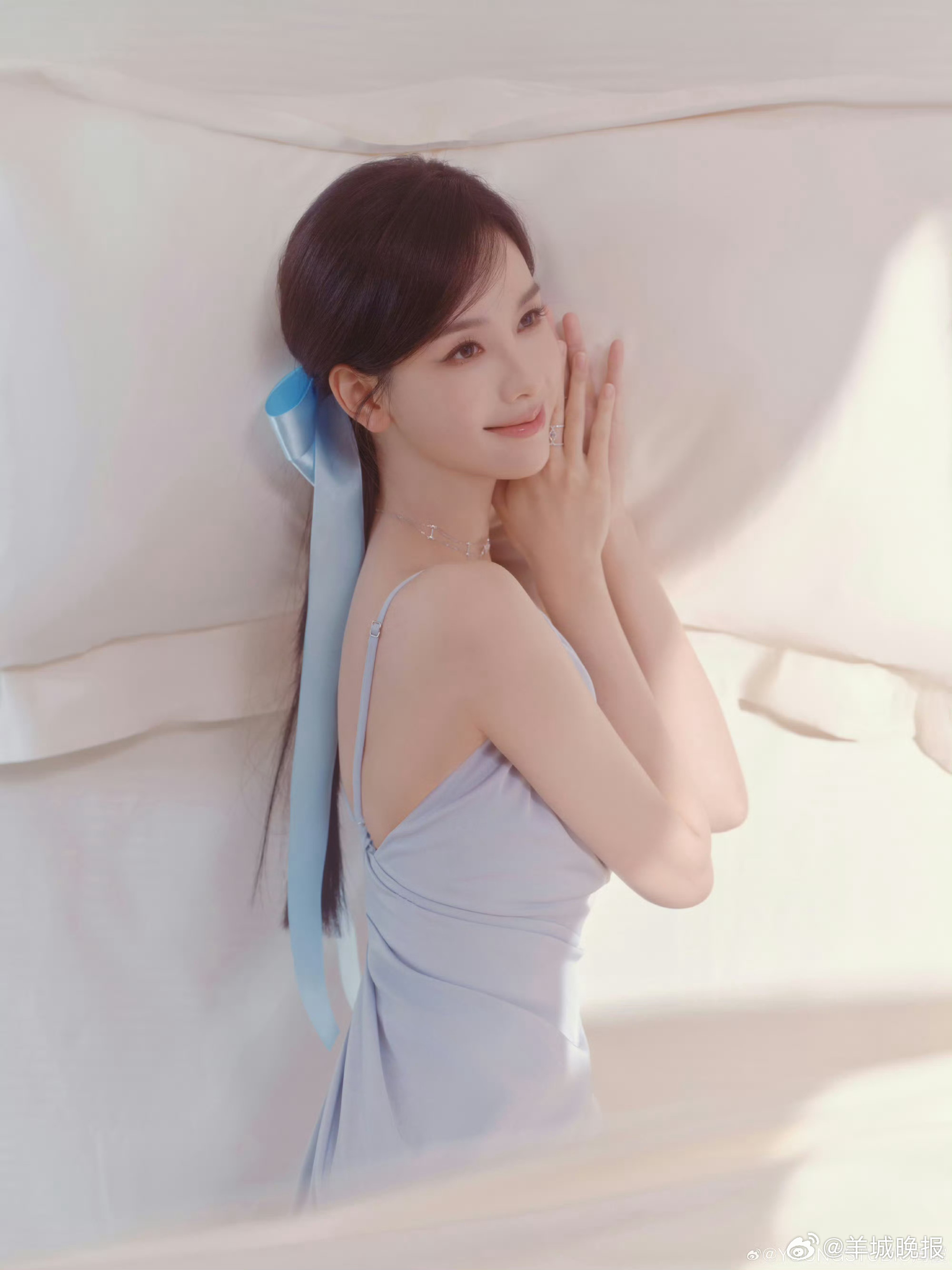 【分享内娱女星蝴蝶结配饰造型，谁惊艳了你？】女明星的蝴蝶结造型，总能衬出少女的娇