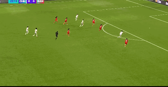 首先王霜这个进球肯定是越位了，但是主裁判会看的视频却不在是不是越位，而是有点像是