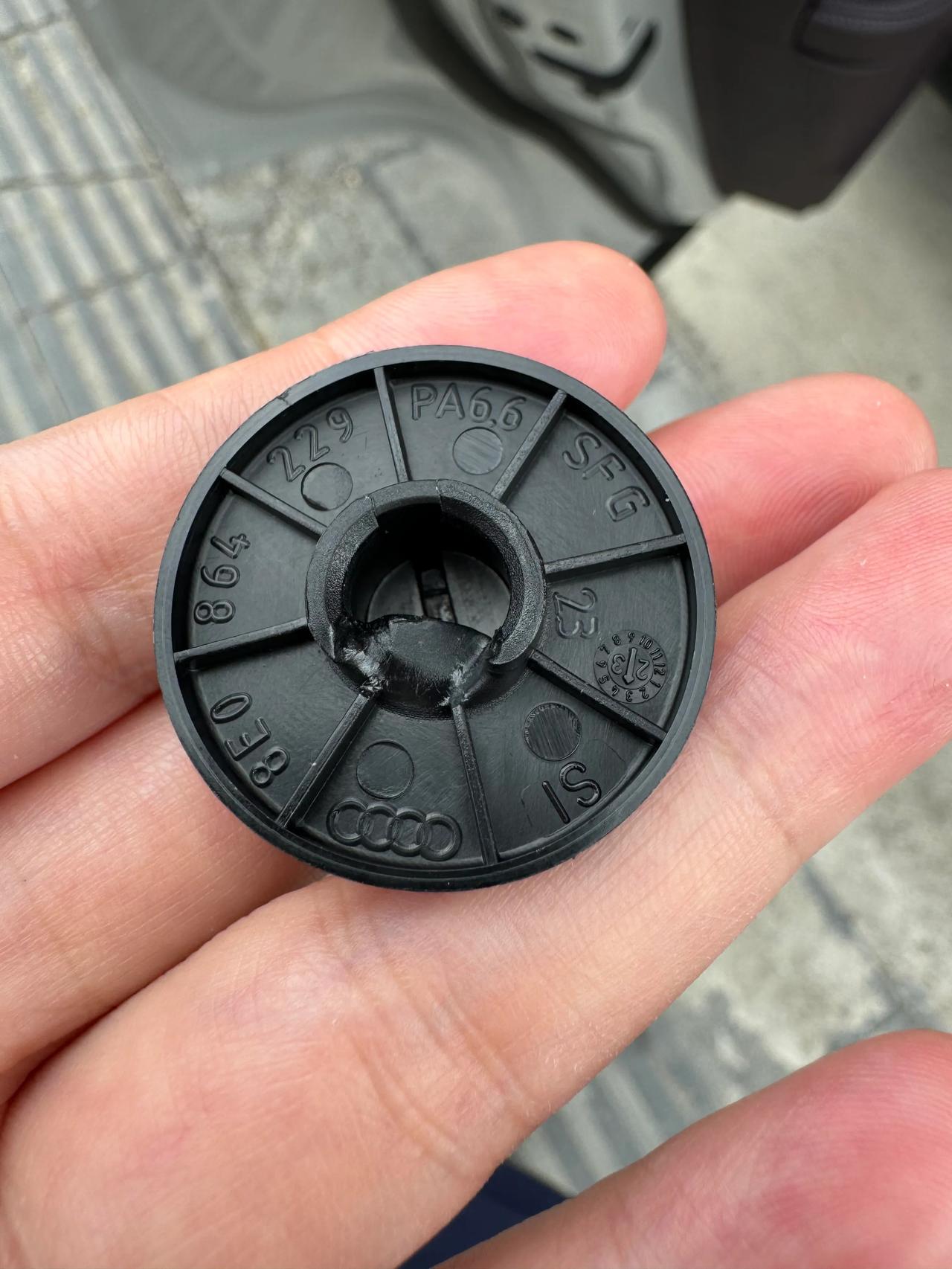 卡宴就是换壳奥迪，实锤了，看图

坐垫上翘起来一个物件，打开看到了奥迪四环，换壳