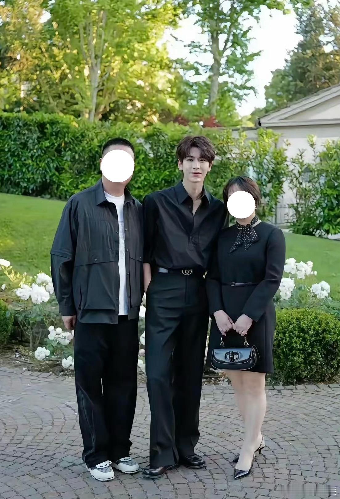 张凌赫的妈妈公开了和家人的合照网传张凌赫的妈妈公开了和家人的合照，这也是他的全家