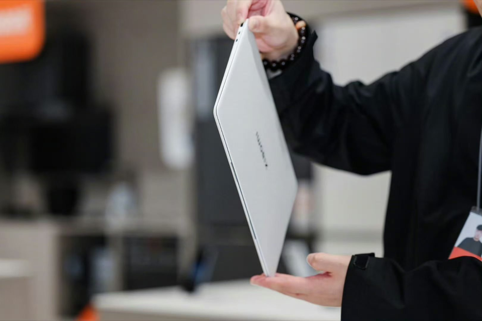 小米卢伟冰说扛不住了手机也会涨价 这个是必然的，现在内存、屏幕、芯片等元件的上涨