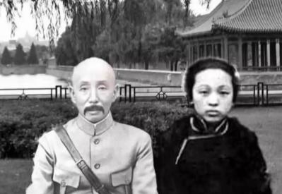 1920年，一场大水把15岁的马岳清从河北农村冲进了天津戏班。谁也没料到，三年后
