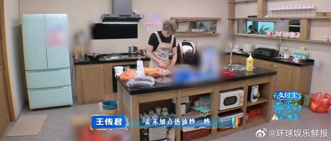 遇事不决摇君哥！王鹤棣做饭遇难题，当场连线王传君求菜谱，也太可爱了～王鹤棣连线王