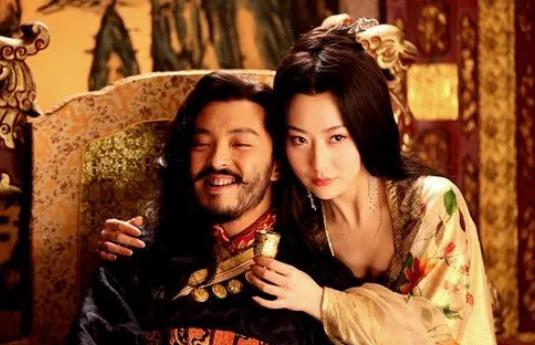 630年，30岁的李世民从突厥手中抢回60岁的表婶萧皇后，酒过三巡后问：“我和你