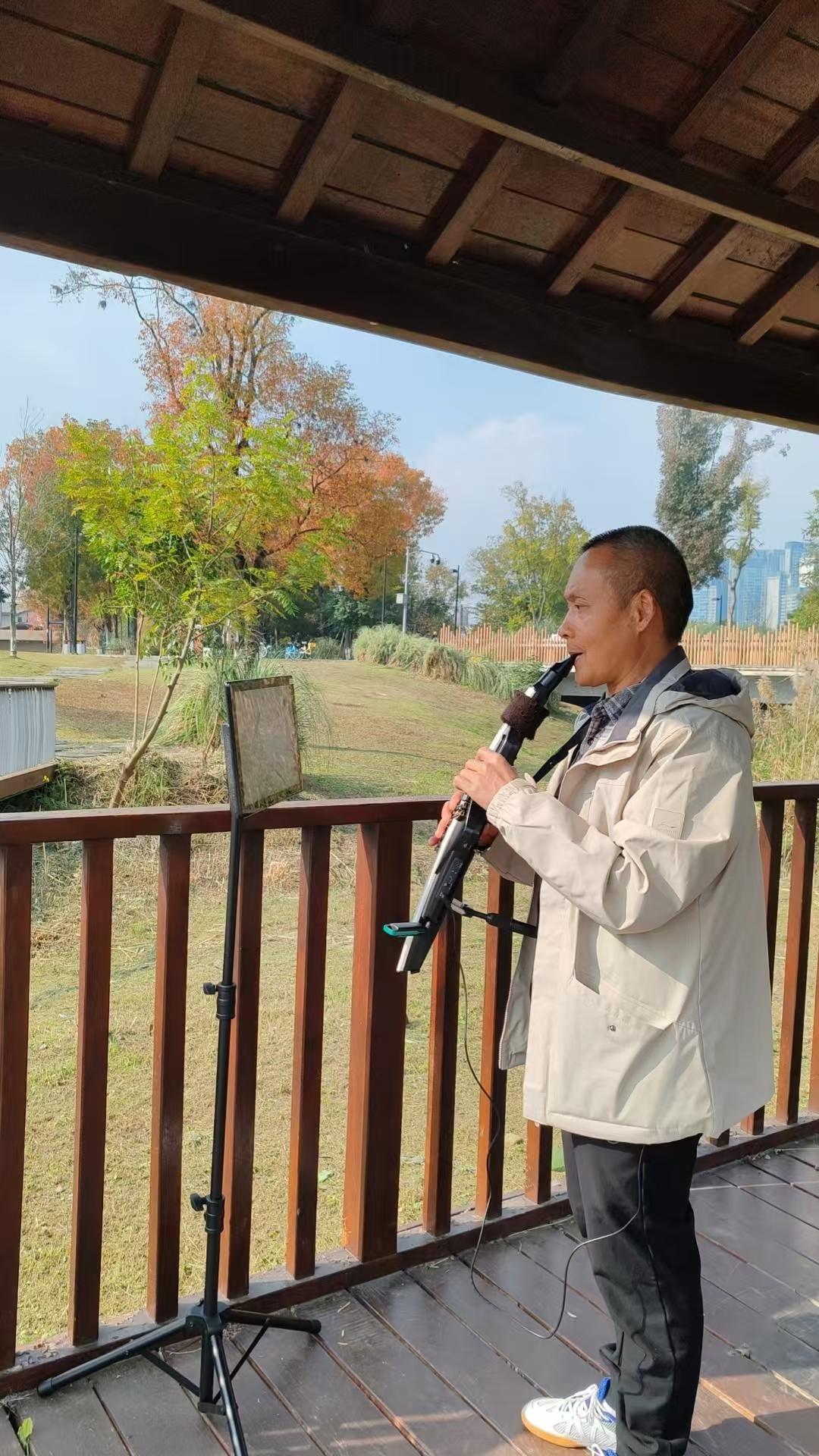 冬日的公园空旷而静谧。一缕电吹管的乐音，却温和地划破了这份清冷。它不像萨克斯那般