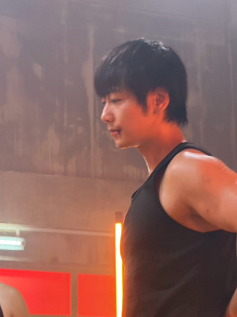 崔雨鑫新戏开机第一天就挨打崔雨鑫主演《极昼之下》正式开机，开局第一场戏就是冲突戏