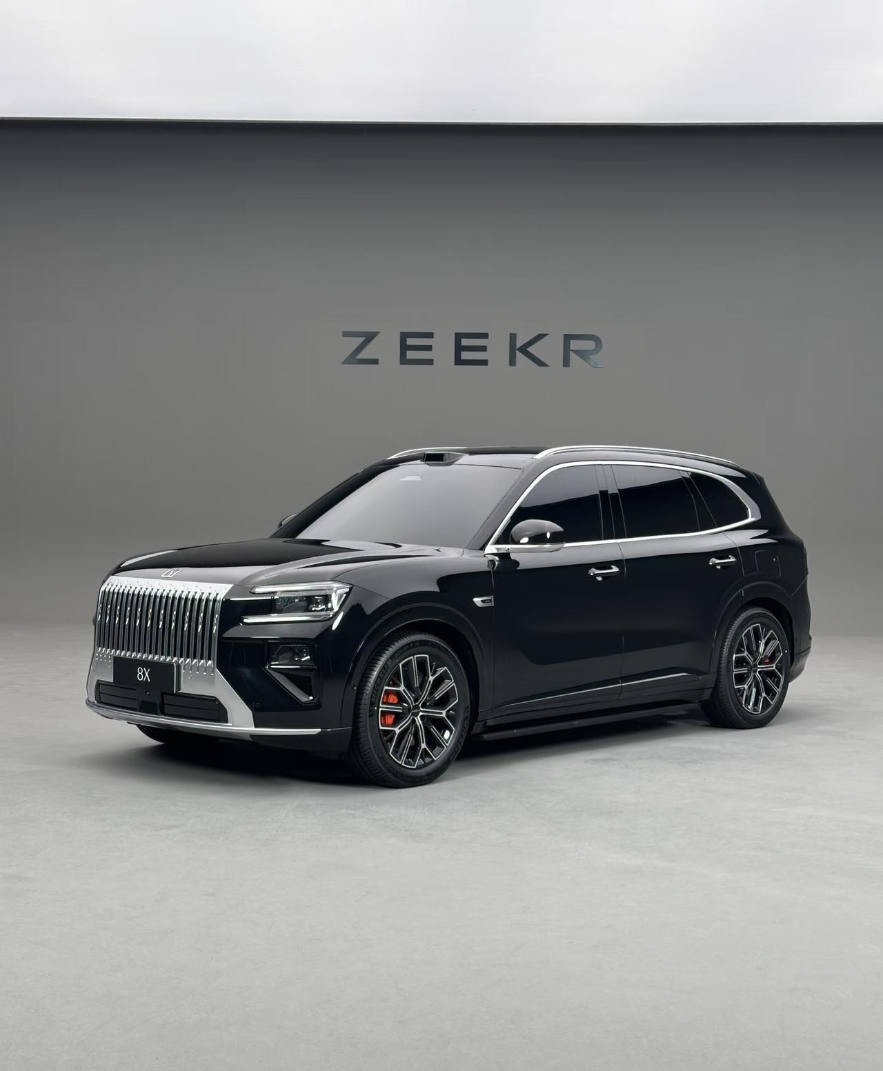 极氪 8x 实物图还是很帅的！这套前脸设计理念真的太成功了，极氪 9x 靠着这套