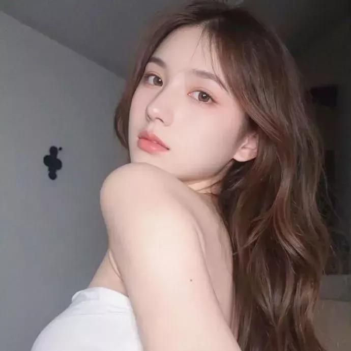 慵懒的午后，温柔的阳光洒在肩头，少女轻靠在墙边，浅笑嫣然。阳光白裙少女 秋日少女