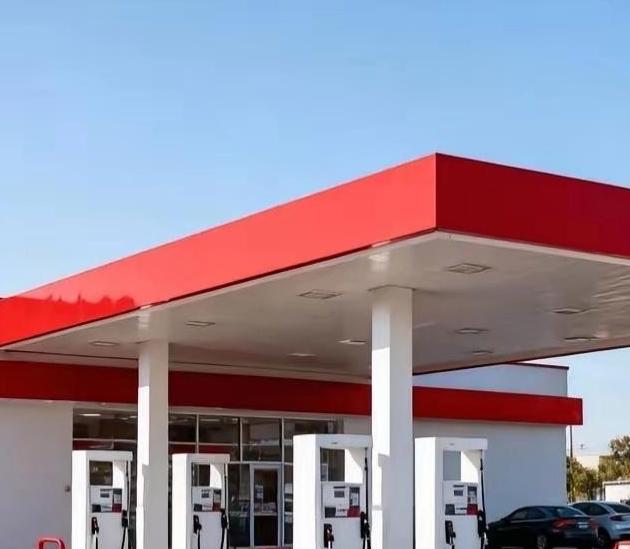 我发现个挺有意思的事儿。
很多人对私人加油站，那态度转变跟过山车似的。
以前是躲